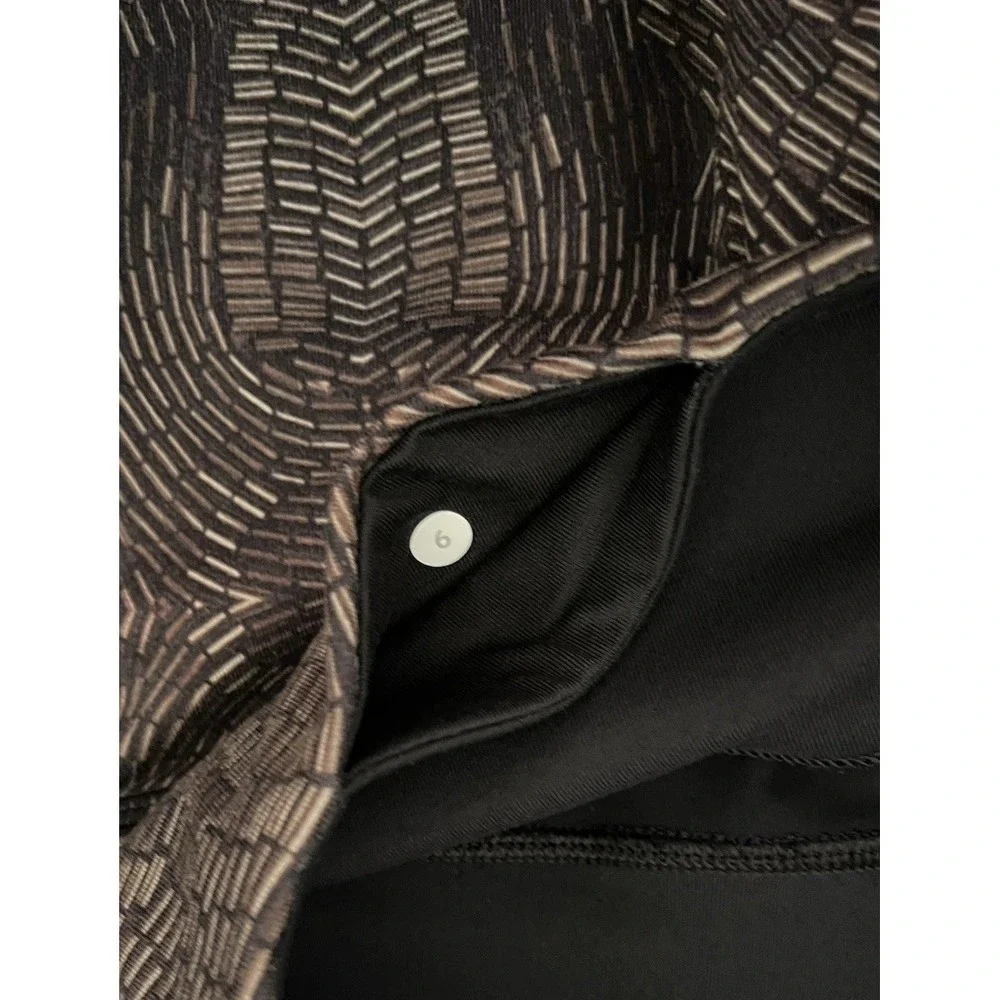 LULULEMON Capri Leggings Womens Compression Graphic Print Size 6 Black/Brown